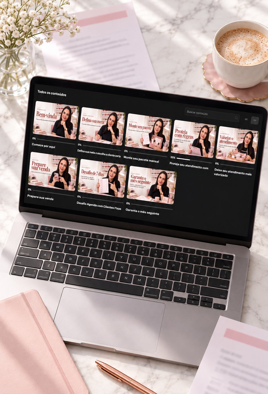 Treinamento online Cliente Fixa Todo Mês exibido em um notebook